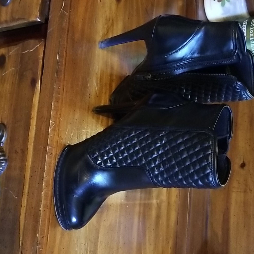 *SOLD*  Quilted booties forever 21